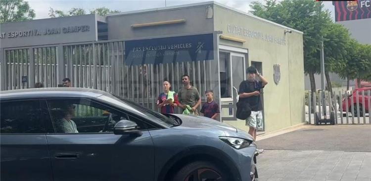 موندو ديبورتيفو تنشر صور وصول تير شتيجن إلى برشلونة