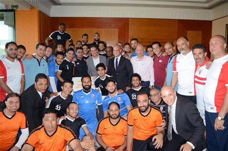 تكريم خالد جلال من لاعبي الزمالك تكريم خالد جلال من لاعبي الزمالك