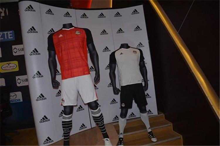 أديداس ترد عبر "بطولات" على هجوم الإعلام الجزائري .. "قميص مصر والجزائر واحد"