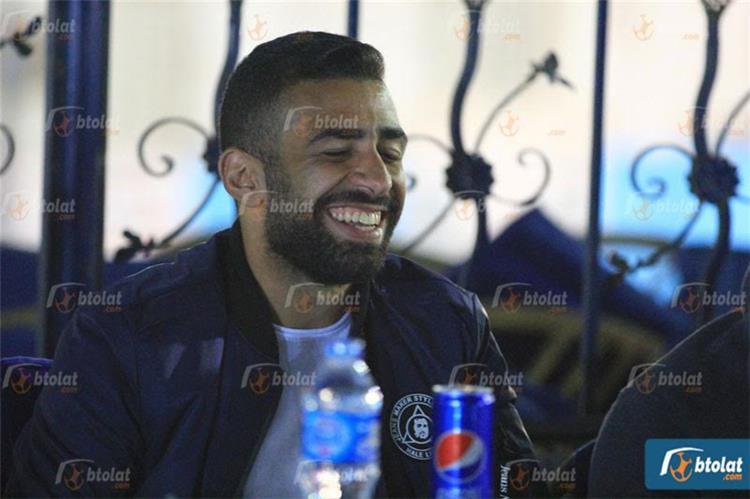 أسامة إبراهيم يتعرض لشد في الخلفية