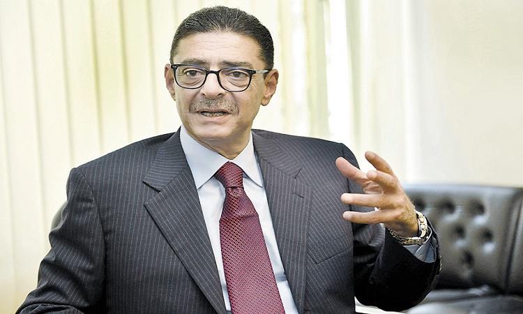 رئيس الأهلي يطمئن على الفريق قبل مواجهة المصري