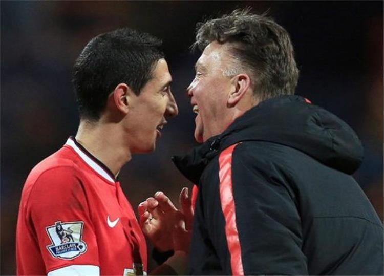 ميركاتو المدربين| بعد هروب دي ماريا من جحيمه في مانشستر يونايتد.. فان جال على قائمة المرشحين لباريس سان جيرمان