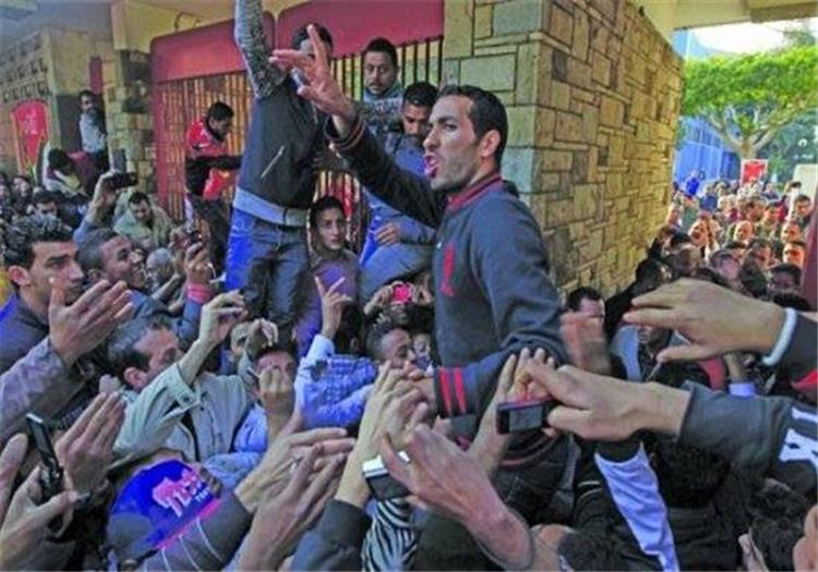 أبوتريكة يخلد ذكرى شهداء بورسعيد.. فى الثواني الأولي من "فبراير"