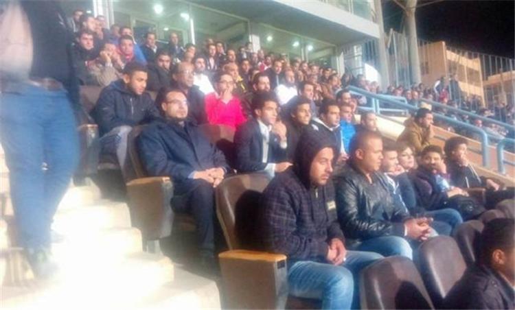 بالصور.. عمر جابر يؤازر الزمالك أمام بتروجت