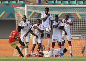 قبل انطلاق المباراة بلحظات جامبيا تعلن 3 حالات تسمم وتعدل تشكيلها أمام غينيا