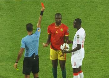 فيديو إشارة غير لائقة من لاعب غينيا تجاه أمين عمر في مباراة جامبيا بـ أمم إفريقيا