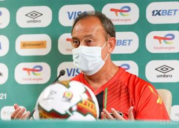 مدرب مالاوي ماني لا يغسل ملابسه بنفسه مثلما نفعل ونتعامل مثل مواطني الدرجة الثانية