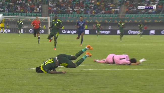 طرد حارس الراس الاخضر بعد الاصطدام مع ساديو ماني في كأس امم افريقيا