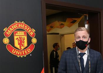 سكاي فان دي بيك يقترب من الرحيل عن مانشستر يونايتد في الشتاء