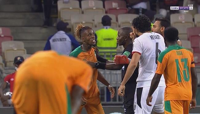 مشاده احمد حجازي وولفريد زاها في مباراة مصر وكوت ديفوار