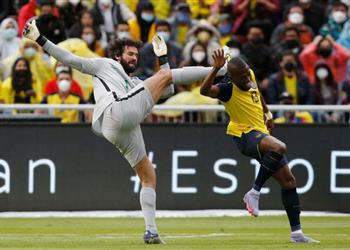 فيديو في مباراة البطاقات الحمراء الإكوادور تعزز حظوظها في التأهل لكأس العالم 2022 بتعادل مثير مع البرازيل