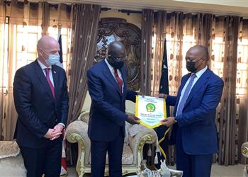 كاف يعلن تأييد رئيس فيفا بعد تصريحاته عن الموت في البحر هرب ا من إفريقيا