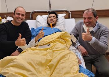 طبيب بايرن ميونخ ويوفنتوس أكرم توفيق يجري جراحة الرباط الصليبي في النمسا