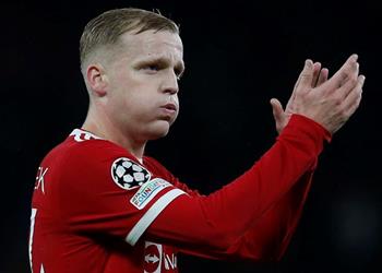 تقارير 3 أندية تتوصل لاتفاق مع مانشستر يونايتد بشأن ضم فان دي بيك
