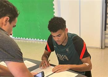 صور لويس دياز يظهر بقميص ليفربول قبل الإعلان الرسمي