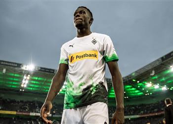 فيديو دينيس زكريا يصل تورينو تمهيد ا للتوقيع مع يوفنتوس وكولوسيفسكي إلى إنجلترا