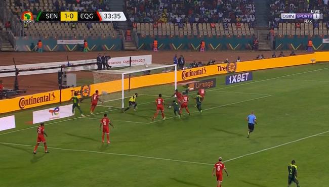 لاعب غينيا الستوائية ينقذ مرماه من هدف محقق للسنغال