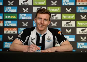 رسمي ا نيوكاسل يتعاقد مع ظهير أستون فيلا