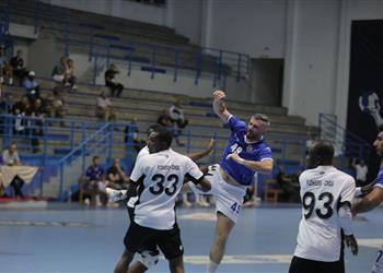 الأهلي يكتسح فلاورز البنيني في مستهل مشواره ببطولة إفريقيا لكرة اليد