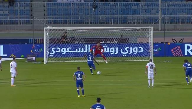 ايجالو يهدر ركلة جزاء في مباراة الهلال والشباب