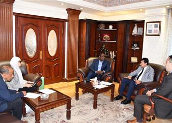 وزير الرياضة يبحث عدد ا من الملفات مع الاتحاد الإفريقي كاف