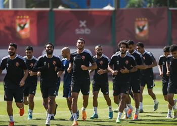 مران الأهلي كولر يجتمع مع اللاعبين ومشاركة بيرسي تاو قبل مواجهة الإسماعيلي