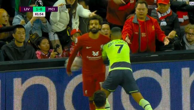 مناوشات بين محمد صلاح وكانسيلو في مباراة ليفربول ومانشستر سيتي