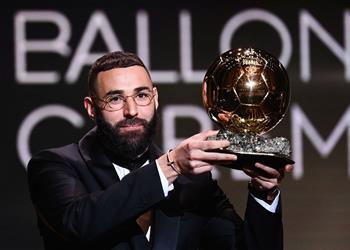 بالفيديو رسمي ا كريم بنزيما يفوز بجائزة الكرة الذهبية 2022