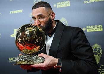 بنزيما بعد فوزه بالكرة الذهبية لم أستسلم رغم الصعوبات وفخور برحلتي