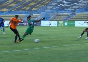 فيديو خطأ كارثي لـ حارس فاركو يمنح التقدم بالهدف الأول لـ البنك الأهلي