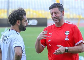فيتوريا يهنئ محمد صلاح بعد حصوله على المركز الخامس في الكرة الذهبية