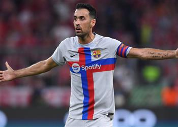 برشلونة ينافس ليفربول وتشيلسي على بديل بوسكيتس