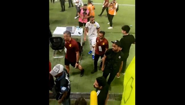 عبد الرزاق حمد الله يقبل شعار الاتحاد امام جماهير النصر بعد انتهاء المباراة