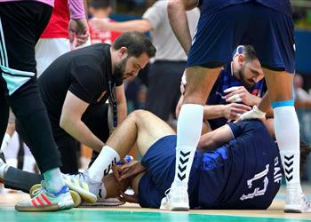 طبيب يد الأهلي يعلن إصابة فوكس بالرباط الصليبي