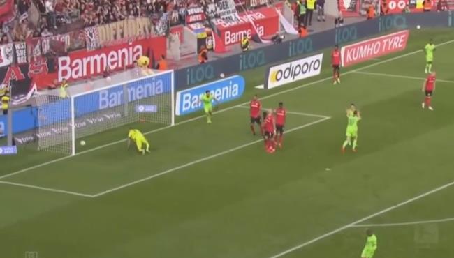 هدف كوميدي لفولفسبورج امام باير ليفركوزن بالدوري الالماني