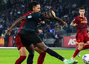 فيديو أوسيمين يقود نابولي للفوز على روما والاستمرار في صدارة الدوري الإيطالي