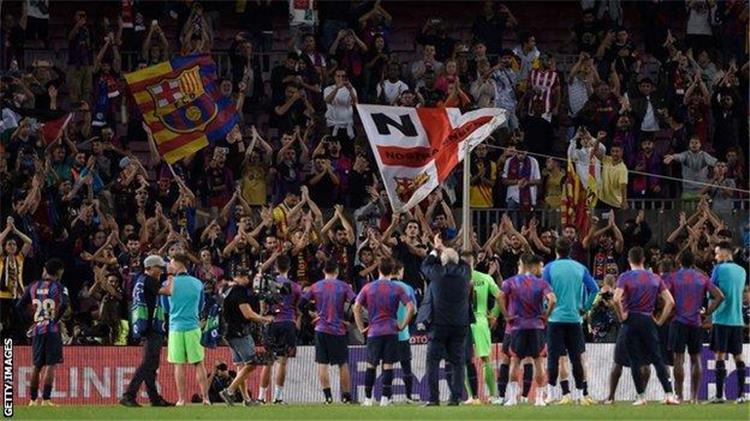 برشلونة مع الجماهير بعد مباراة امس