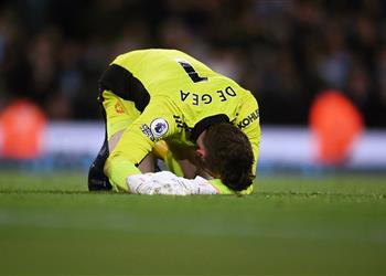 ذي أثليتك تين هاج غير مقتنع بـ دي خيا وعليه خفض راتبه للبقاء في مانشستر يونايتد