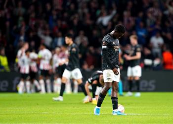 رغم أنف الـVAR فيديو آرسنال يتلقى الهزيمة الأولى أوروبي ا بثنائية أمام أيندهوفن