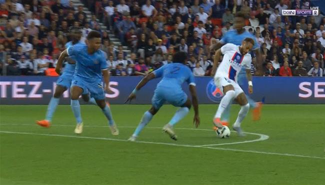 تمريرة خرافيه بالكعب من نيمار بعد استعراض مهاري في مباراة باريس وتروا