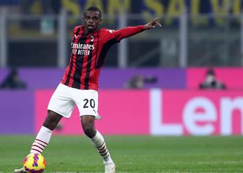 رسمي ا ميلان يعلن تمديد عقد مدافعه حتى 2027