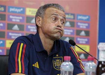 إنريكي أحاول إقناع بوسكيتس بلعب كأس العالم مرة أخرى ولست سياسي ا للحديث عن قطر