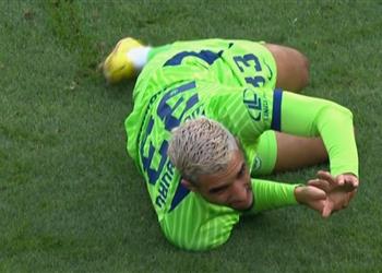 فيديو وصور بعد 12 دقيقة مرموش يغادر مباراة فولفسبورج وهوفنهايم مصاب ا