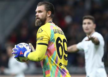 حارس بولندا يتعرض لإصابة قوية ويقترب من الغياب عن كأس العالم 2022