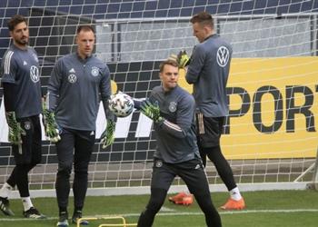 نوير يحسم موقفه من حراسة مرمى ألمانيا في كأس العالم 2022