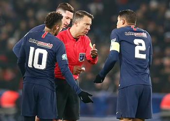 وفاة حكم فرنسي بعد أسبوعين من أول مباراة له في دوري أبطال أوروبا