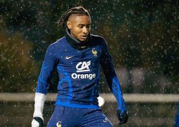 نكونكو يدافع عن كامافينجا بعد التسبب في استبعاده عن مونديال قطر 2022