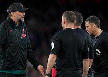 تقارير مايكل أوليفر اعتذر لـ كلوب بسبب قراراته في مباراة ليفربول وآرسنال