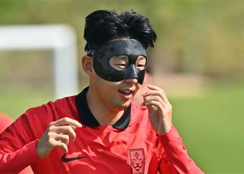 قبل مونديال قطر سون هيونج يشارك في تدريبات كوريا الجنوبية بقناع واق