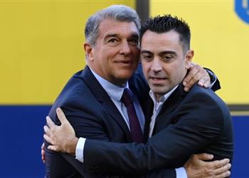 مكافأة برشلونة يخطط لتجديد عقد مدافعه حتى 2025